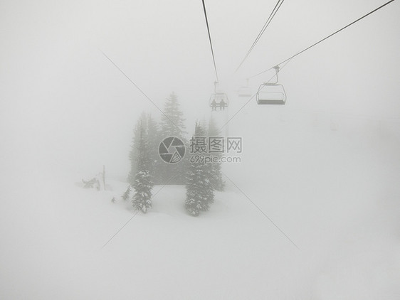 美国加利福尼亚州雾天滑雪缆车图片