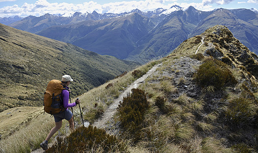 新西兰山区徒步旅行的女人图片