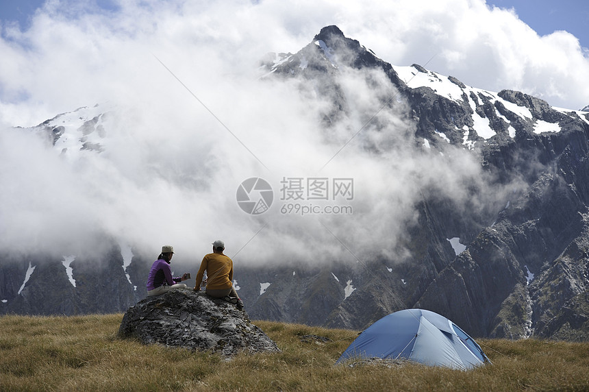 在新西兰山区露营的夫妇图片