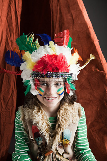小男孩穿着美国土著的服装戴着提皮图片