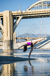 舞者在桥下抬腿图片