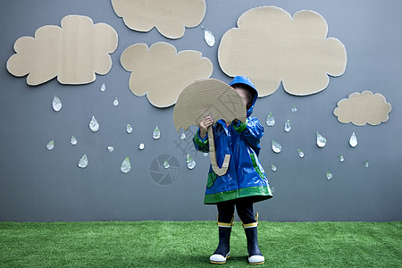 带雨伞和雨衣的女婴图片