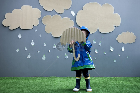 带雨伞和雨衣的女婴图片