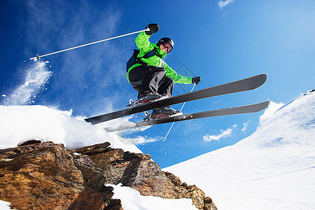 男子滑雪者在山上飞驰而下高清图片