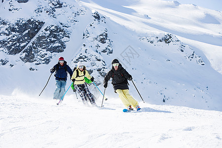 朋友们在山上滑雪图片