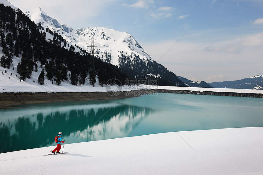 孤独的滑雪者在湖和山库赫泰奥地利图片