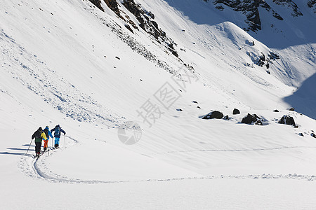 雪地里的人在奥地利库赫泰滑雪者在雪地里行走背景