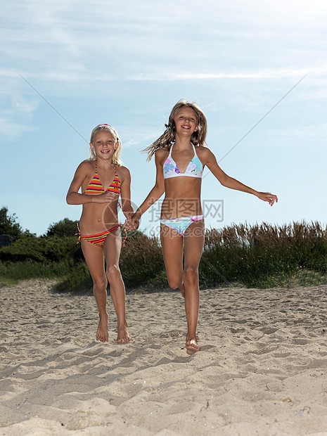在海滩上跑步的女朋友图片