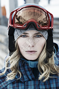 穿着滑雪服和护目镜的年轻女子图片