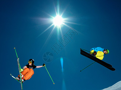 滑雪者跳跃图片