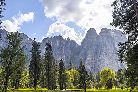 美国加利福尼亚州约塞米蒂国家公园山林景观图片