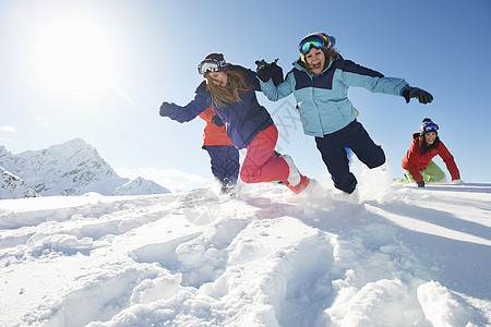 朋友们在雪地里奔跑奥地利库泰图片