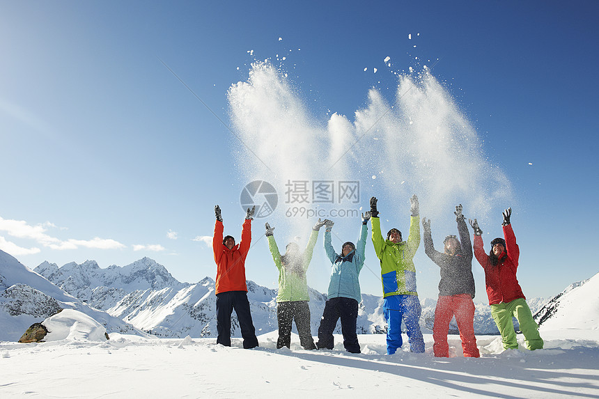 朋友们向空中扔雪图片