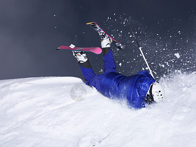 在雪地摔跤的男子图片