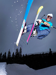 开心滑雪的人图片