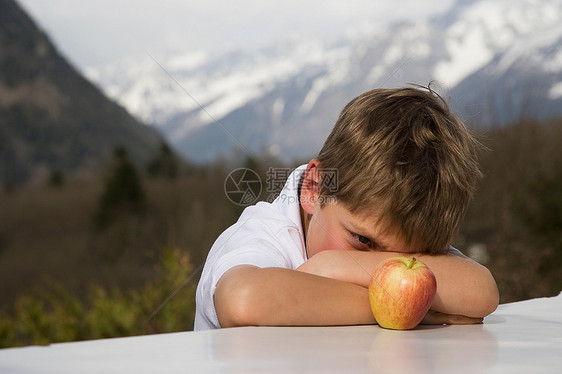 观察苹果的男孩图片