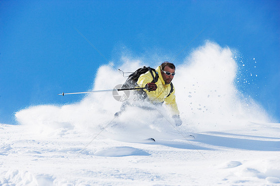 男性滑雪者加速下山图片
