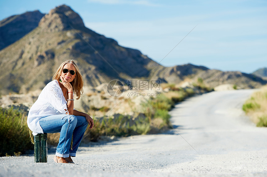 坐在公路边的女人