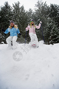 两个金发女人滑雪高清图片