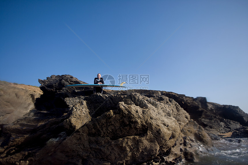 在石头上坐着休息的男人