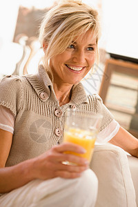 喝橙汁的女人图片