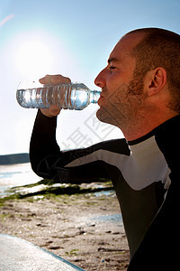 正在喝水的男人图片