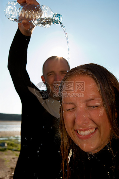 男人把水倒向女人图片
