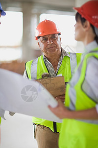 建筑商与建筑师在交谈图片