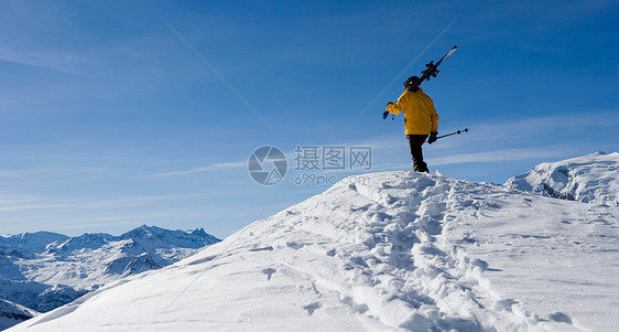 站在山顶的滑雪者图片