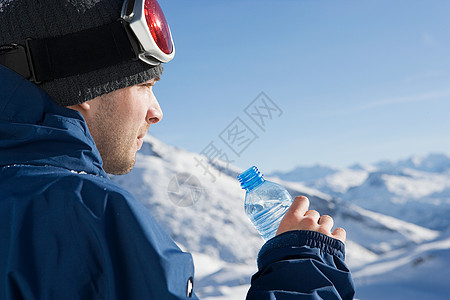 喝水的男人滑雪夹克高清图片