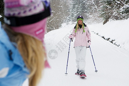 斜坡上滑雪的女人高清图片