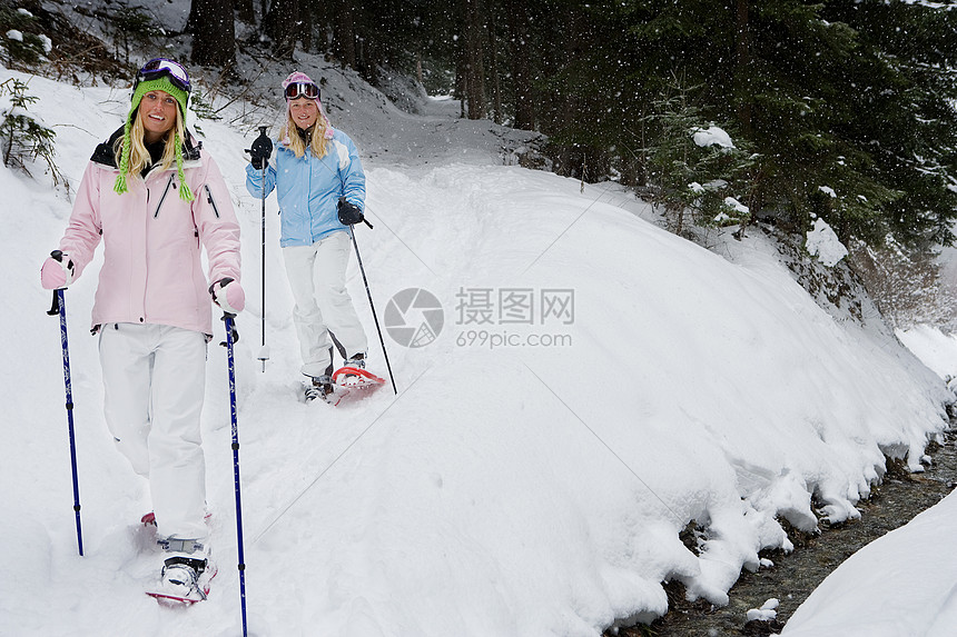 两个滑雪的女子图片