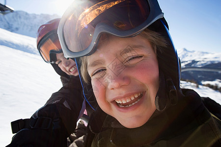 戴滑雪头盔和护目镜的儿童图片