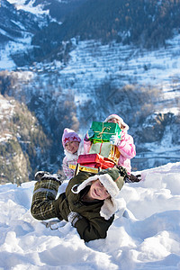 在雪地里玩耍的孩子们图片