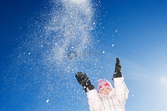 向空中扔雪的小女孩图片