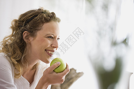 吃苹果的中年妇女图片