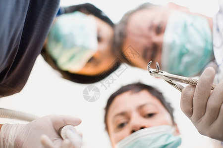 牙医用工具盯着病人图片