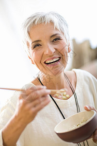 吃饭的老年女性图片