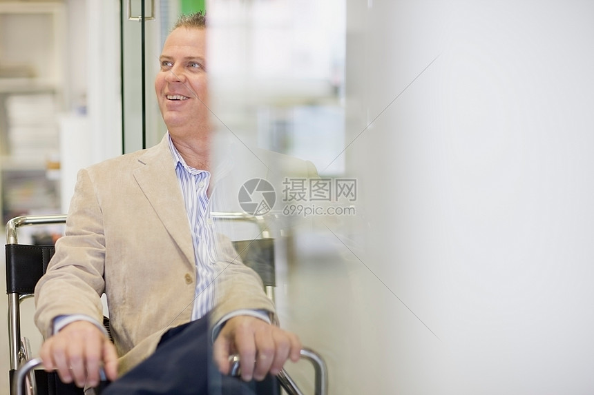 坐在办公室微笑的商人图片