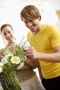 年轻夫妇插花图片