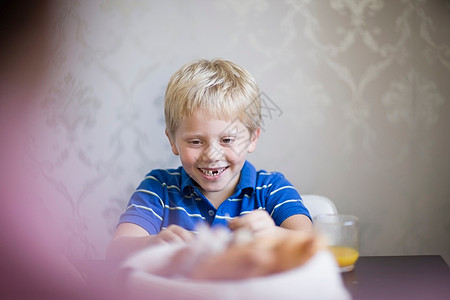 在餐桌上微笑的男孩图片