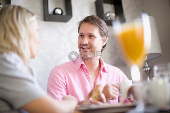 一对夫妇早餐喝咖啡图片