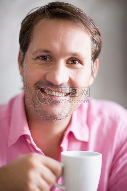 男人微笑喝咖啡图片