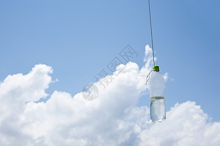 挂在绳子上的水瓶背景图片