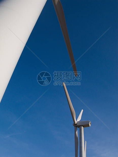 风力涡轮机低角度视图图片