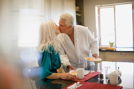 早饭时穿着浴袍的老年夫妇图片
