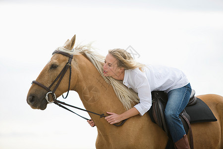 骑着棕色马的女人图片