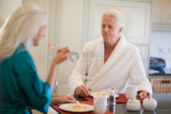 早饭时穿着浴袍的老年夫妇图片