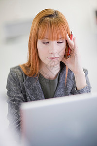 在办公室工作的有压力的女商人图片