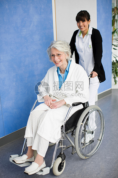坐轮椅的老太太和护士图片